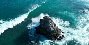 海中孤岩海浪拍击