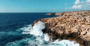 海岸边海浪拍打礁石美景
