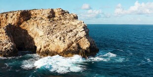 海边悬崖海浪拍击奇景