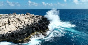 海浪拍打礁石的壮阔景象