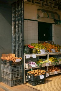 新鲜蔬果摆满货架