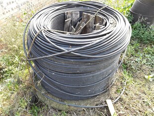 户外放置的黑色电缆卷