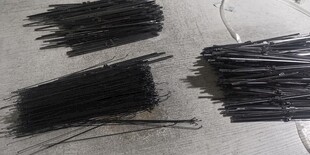 黑色铁丝整齐摆放