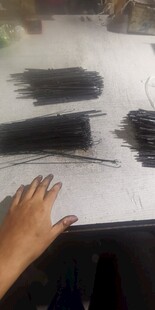 手触摸展开的铁丝