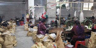 雨伞工厂内工人忙碌作业场景