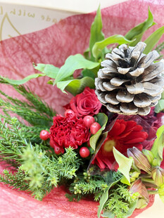 多彩松果花卉组合花束