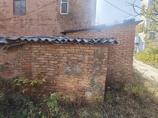 老旧砖房尽显岁月痕迹