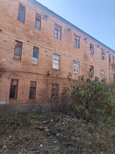 废弃红砖楼尽显沧桑