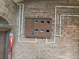 户外砖墙配电箱及线路