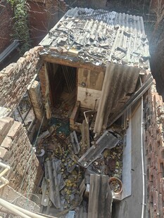 破旧小屋内部景象