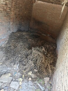 墙角的杂乱堆积物