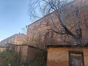 废弃砖房尽显岁月沧桑