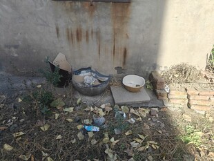 墙角杂物堆破旧物品散落