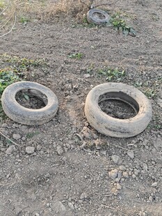 废弃轮胎置于户外泥土地
