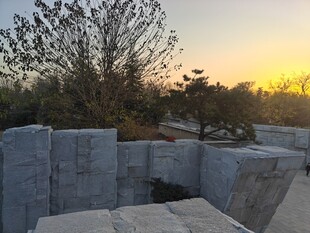 夕阳下的石砌景观