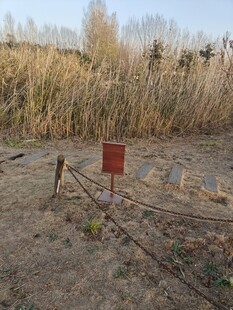 野外红色标识牌与围栏场景