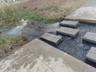户外积水的水泥台阶