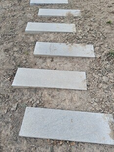 石板铺就的户外小径