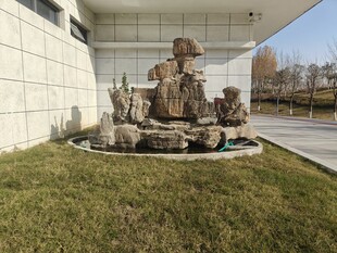 户外景观雕塑绿草相伴