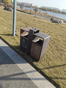 路边的户外垃圾桶