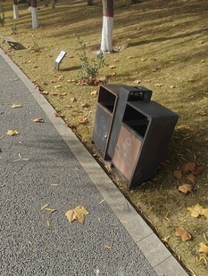 路边损坏的户外垃圾桶
