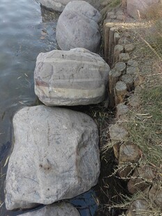 岸边堆叠的灰色大石头