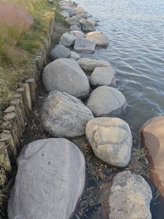 岸边圆润石块与水域景观