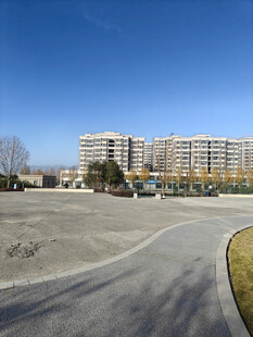 空旷场地旁的高层住宅区