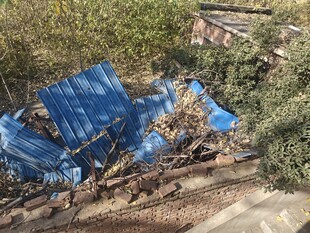 蓝色瓦片废墟场景