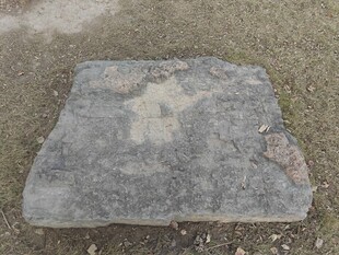 灰色不规则石块