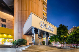 夜晚中的现代风格酒店外观