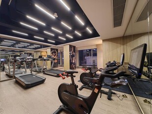 现代健身房内景设备展示