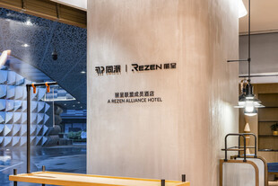 简约风鞋店墙面展示区