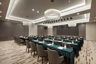 现代风格会议室布置场景