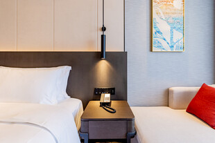 现代简约风格温馨卧室一角