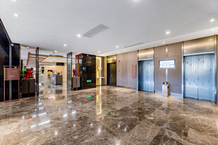 豪华酒店大堂宽敞明亮空间