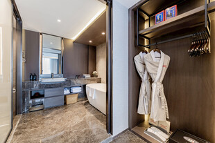 现代简约风卧室衣帽间一角