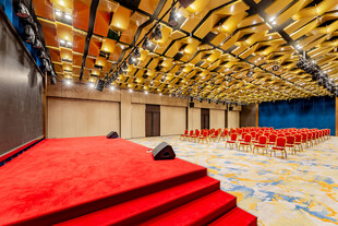 豪华宴会厅内的红色地毯布置