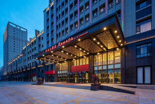 现代都市酒店外观夜景