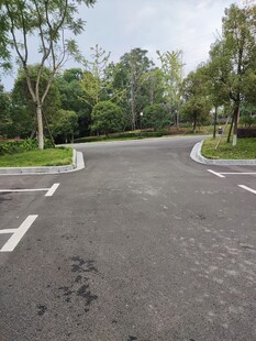 空旷停车场的弯曲道路