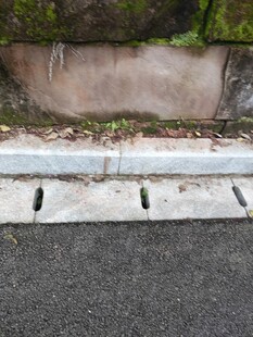 路边排水口特写