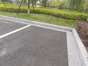 户外空旷的沥青路面场景