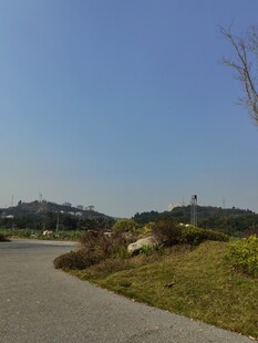 户外开阔道路与自然景致