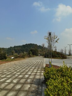 户外开阔的砖石铺就场地