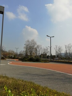 户外空旷道路与蓝天景象