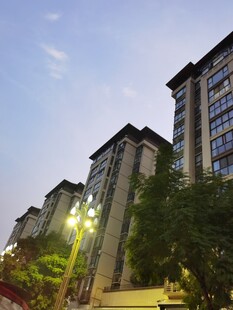 黄昏下的居民楼景观