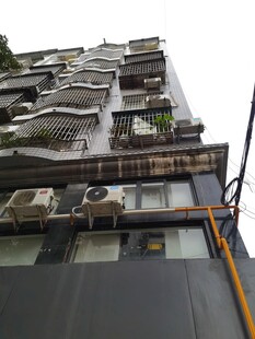 老旧居民楼外立面上的空调外机