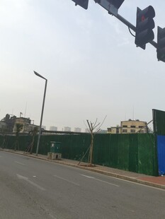 城市道路旁的施工围挡场景