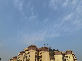 蓝天映衬下的多层住宅楼