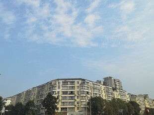 城市中的现代多层住宅楼